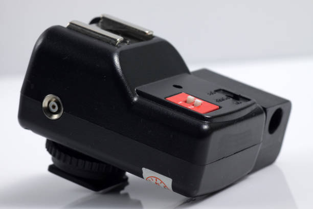 scatto ravvicinato del trigger flash della fotocamera nera isolato su sfondo bianco - telephone receiver flash foto e immagini stock