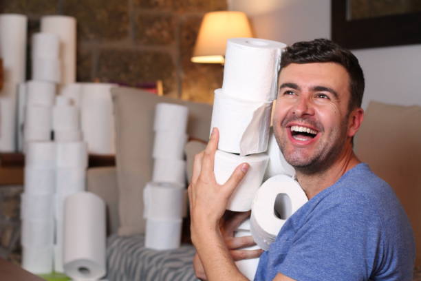 homem estocando papel higiênico em casa - toilet paper - fotografias e filmes do acervo