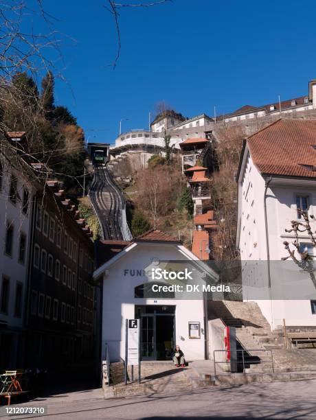 Funicular Histórico O Ferrocarril Inclinado En Friburgo Suiza Foto de stock y más banco de imágenes de Aire libre