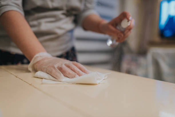 desinfecção de superfícies em casa. - lifestyles domestic kitchen human hand furniture - fotografias e filmes do acervo