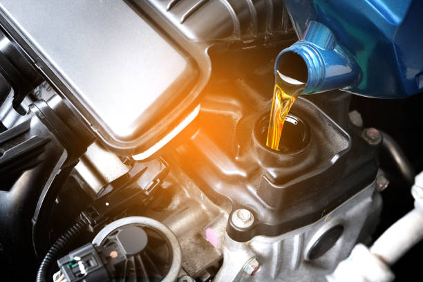 エンジンモーターカーのトランスミッションやメンテナンスギヤに給油してオイルの品質を注ぎます。エネルギー燃料の概念。 - モーターオイル ストックフォトと画像