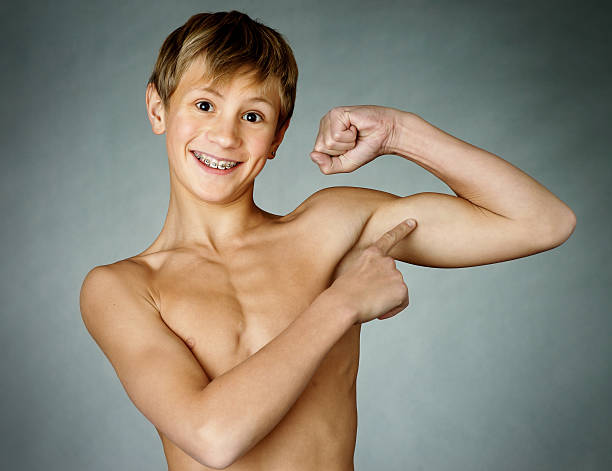 músculo niño - macho little boys flexing muscles human muscle fotografías e imágenes de stock