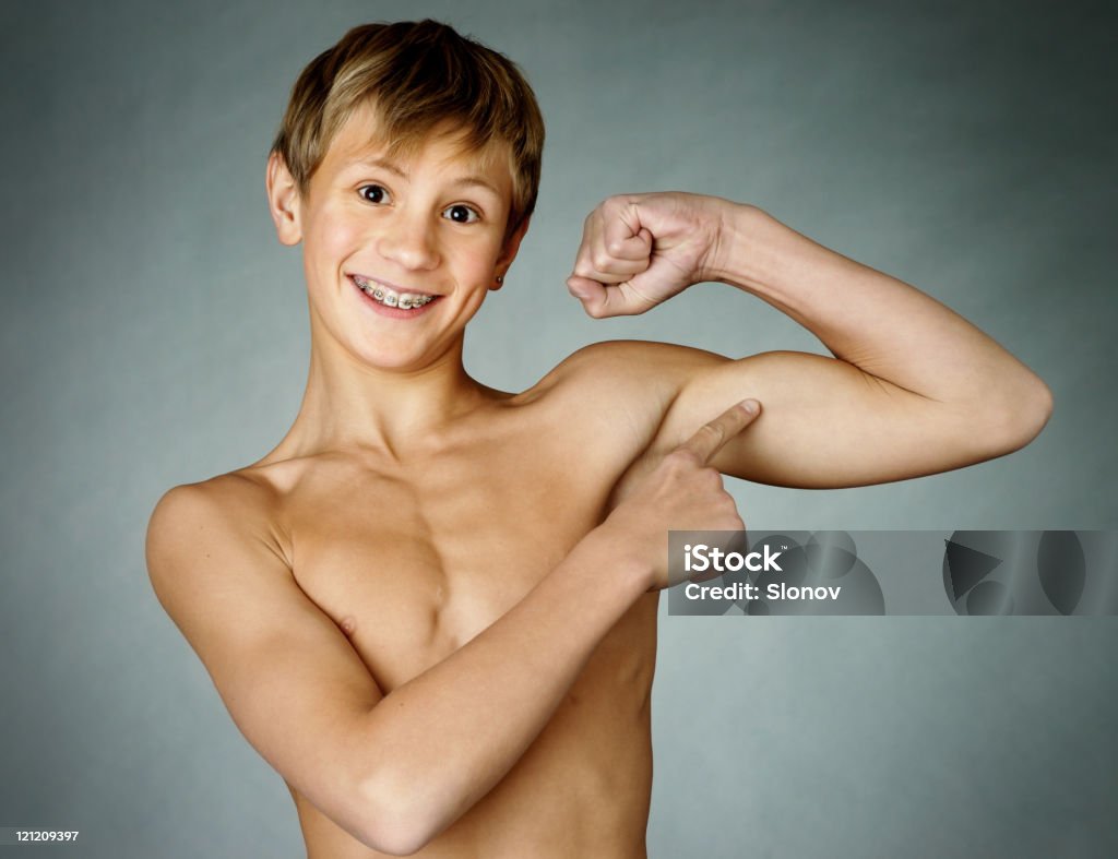 Menino muscular - Foto de stock de Meninos royalty-free