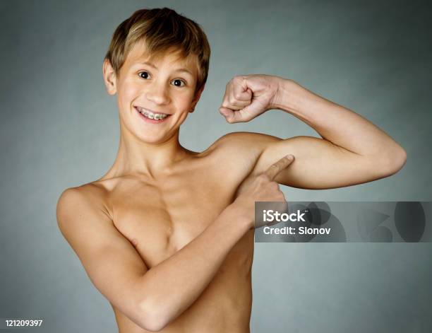 Foto de Menino Muscular e mais fotos de stock de Meninos - Meninos, Flexionar Músculos, Adolescente