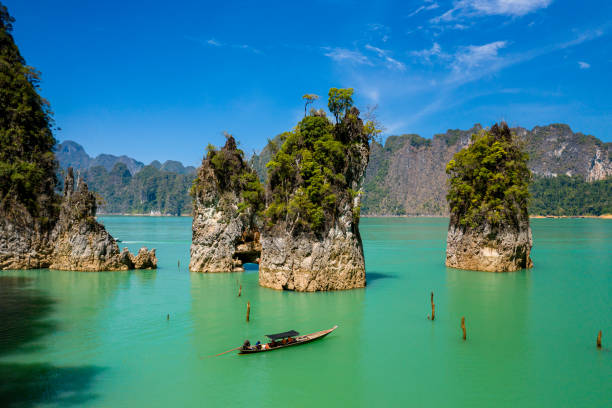 vue aérienne de drone des bateaux à queue longue autour des doigts et des karsts spectaculaires de calcaire sur un lac énorme entouré par la jungle - guilin photos et images de collection