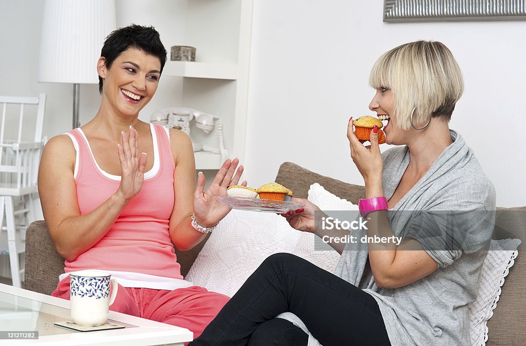 Deux amis de femme d'âge mûr chating autour d'un café - Photo de Adulte libre de droits