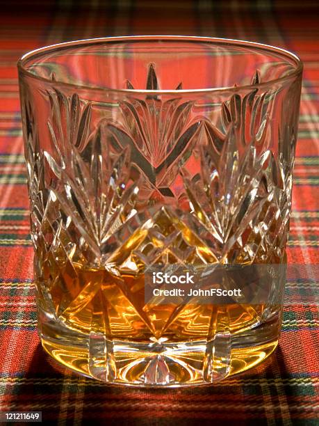 위스키 크리스탈잔 유리컵 On 타탄 0명에 대한 스톡 사진 및 기타 이미지 - 0명, 독한 술, 빨강