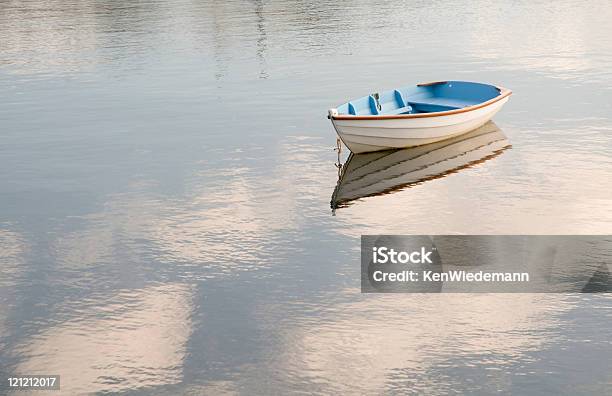 ブルーと白の手漕ぎ船 - カラー画像のストックフォトや画像を多数ご用意 - カラー画像, ケープコッド, ニューイングランド - アメリカ合衆国