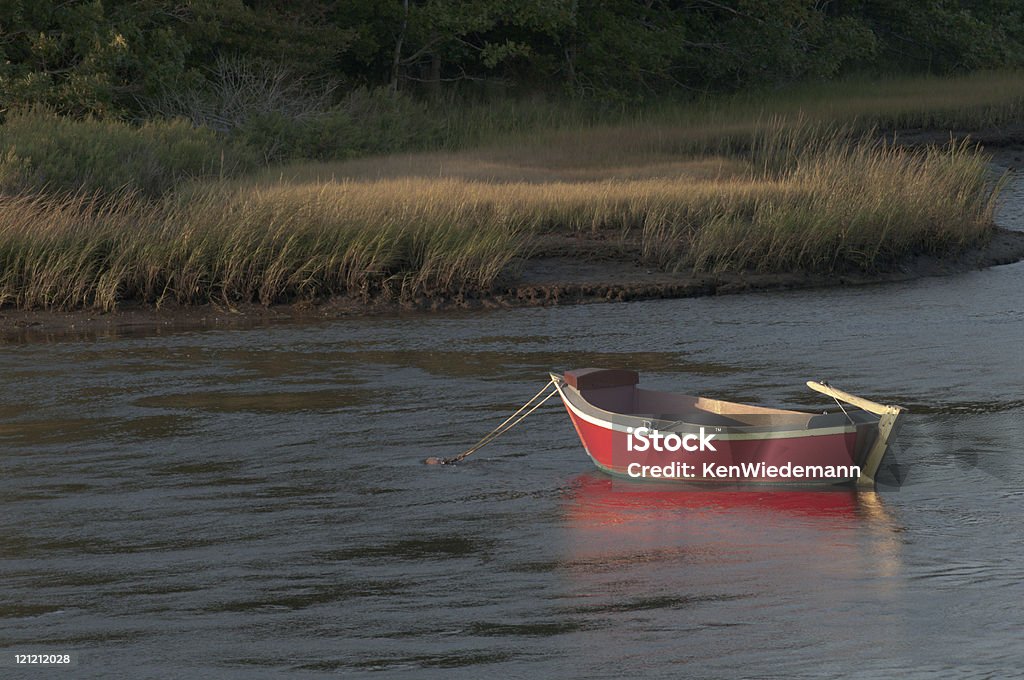 Старый красный Dory - Стоковые фото Dory - Boat роялти-фри