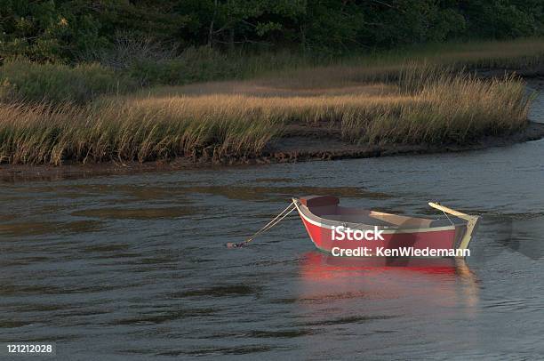 Старый Красный Dory — стоковые фотографии и другие картинки Dory - Boat - Dory - Boat, Без людей, Вода