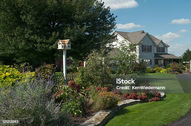 Bienvenido A Casa Foto de stock y más banco de imágenes de Aire libre - Aire libre, Ajardinado, Casa