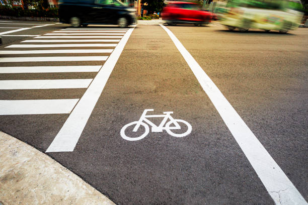 ciclovia com placa de bicicleta branca ao lado de faixa de pedestres, segurança viária e conceito de meio de transporte alternativo - bicycle sign symbol bicycle lane - fotografias e filmes do acervo