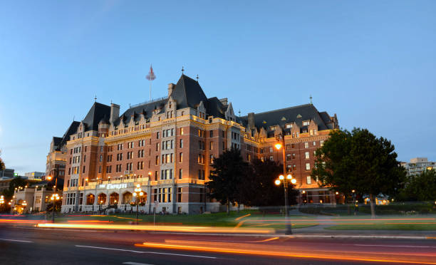 виктория, британская колумбия, канада - 17 июня 2018 года. знаменитый отель fairmont empress с видом на внутреннюю гавань города - empress hotel стоковые фото и изображения