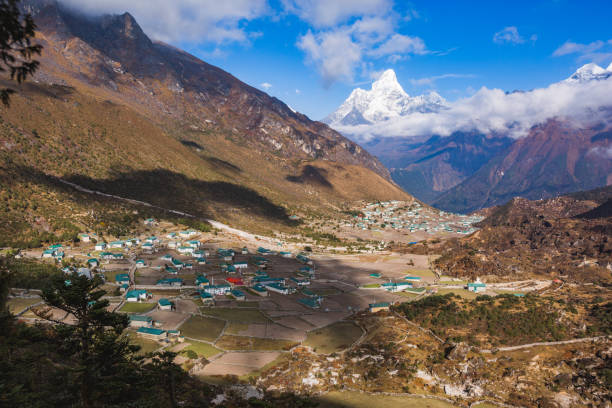 aldea de khunde. nepal, parque nacional sagarmatha - amadablam fotografías e imágenes de stock