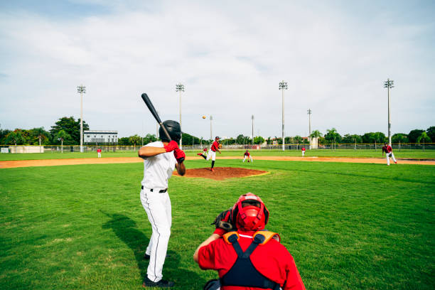 baseball-spieler in teigkasten beobachten geworfen pitch - baseball player baseball sport catching stock-fotos und bilder