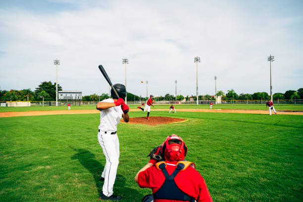 jogador de beisebol na caixa do batedor assistindo arremesso de arremesso - baseballs catching baseball catcher adult - fotografias e filmes do acervo