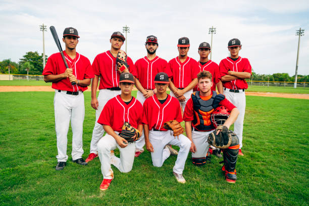 ritratto di gruppo all'aperto della giovane squadra ispanica di baseball - high school baseball foto e immagini stock