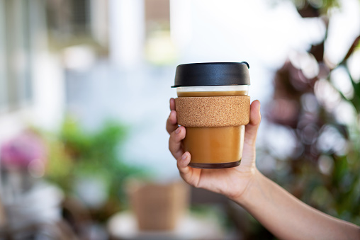 taza de café reutilizable en la mano photo
