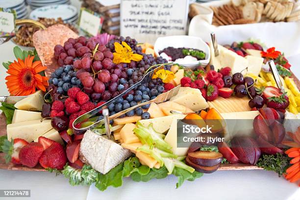 Aperitivo A Base Di Frutta - Fotografie stock e altre immagini di Alimentazione sana - Alimentazione sana, Antipasto, Camembert