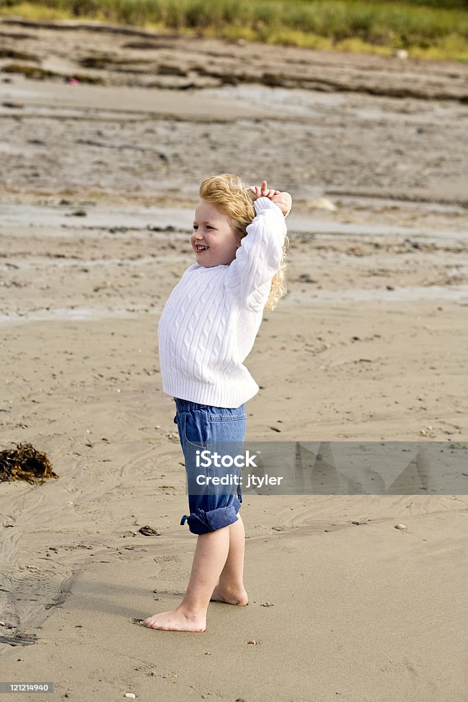 Йога на пляже - Стоковые фото Береговой ориентир роялти-фри