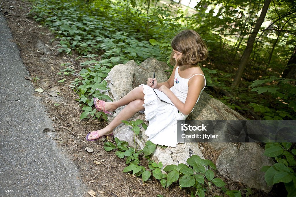 Sentado na floresta de Escrita - Royalty-free 8-9 Anos Foto de stock