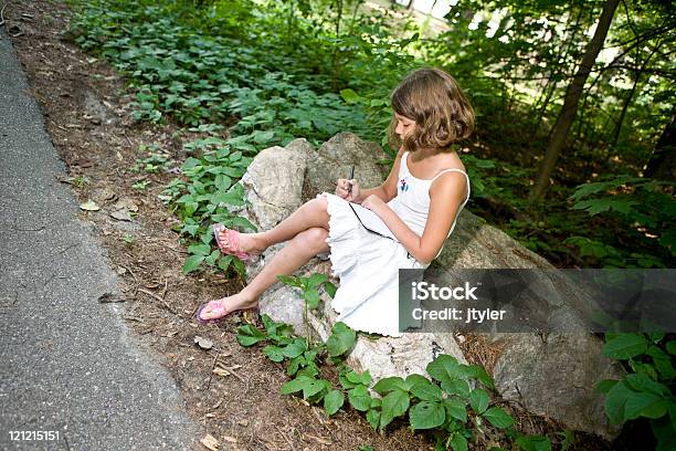 Sentado Na Floresta De Escrita - Fotografias de stock e mais imagens de 8-9 Anos - 8-9 Anos, Ao Ar Livre, Cabelo castanho