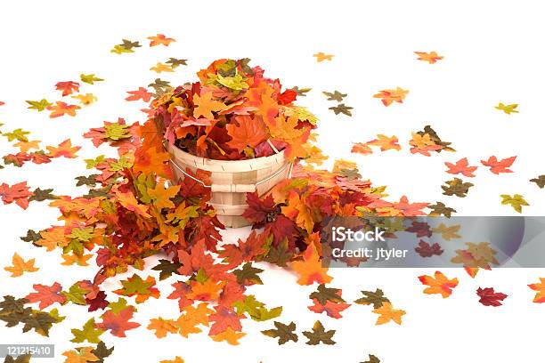 Korb Mit Herbstlaub Stockfoto und mehr Bilder von Blatt - Pflanzenbestandteile - Blatt - Pflanzenbestandteile, Explodieren, Farbbild