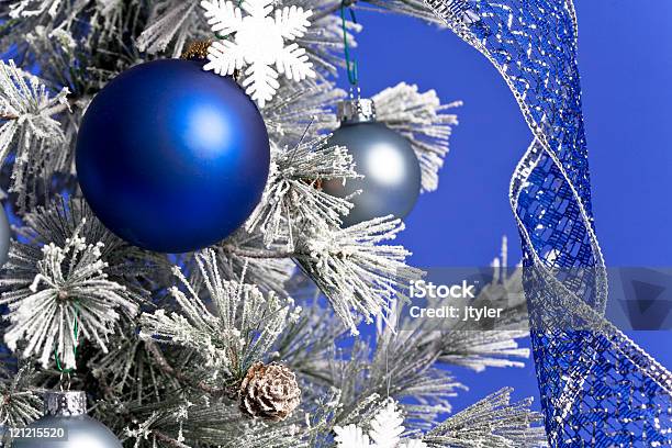 Foto de No Natal Azul e mais fotos de stock de Azul - Azul, Bola de Árvore de Natal, Decoração de Natal