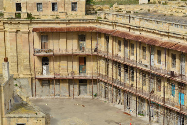 ruinas en fort st elmo en malta. - st elmo fotografías e imágenes de stock