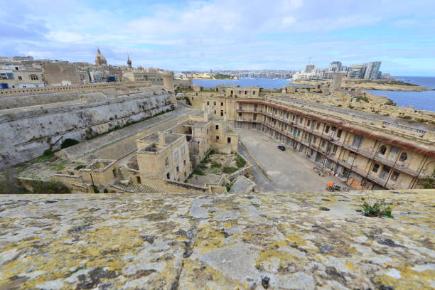 ruinas en fort st elmo en malta. - st elmo fotografías e imágenes de stock