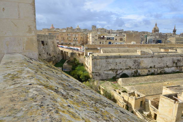 ruinas en fort st elmo en malta. - st elmo fotografías e imágenes de stock