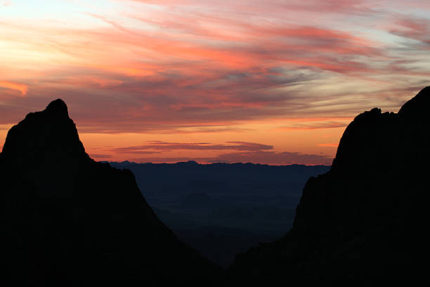 céu pôr do sol e montanhas - natural basin imagens e fotografias de stock