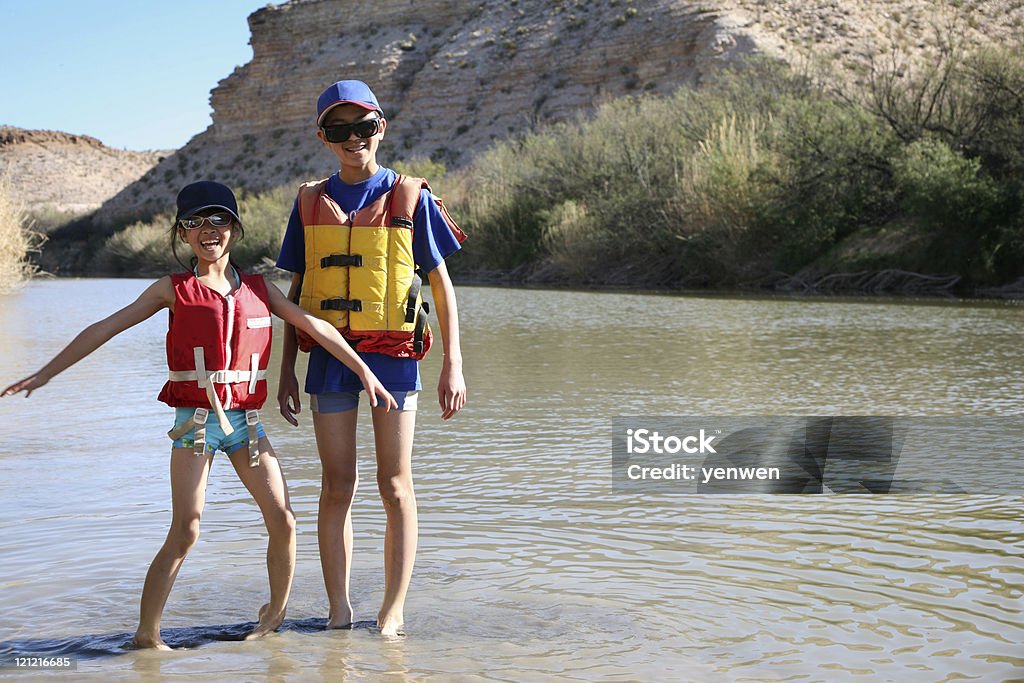 Frère et sœur jouant à rivière - Photo de Bonheur libre de droits