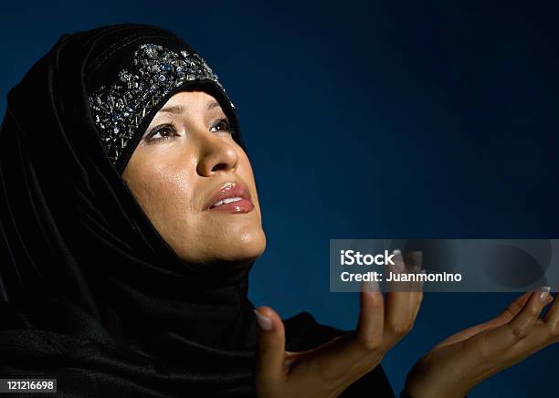 Joven Mujer Musulmana Medida Foto de stock y más banco de imágenes de 18-19 años - 18-19 años, 20 a 29 años, Adulto