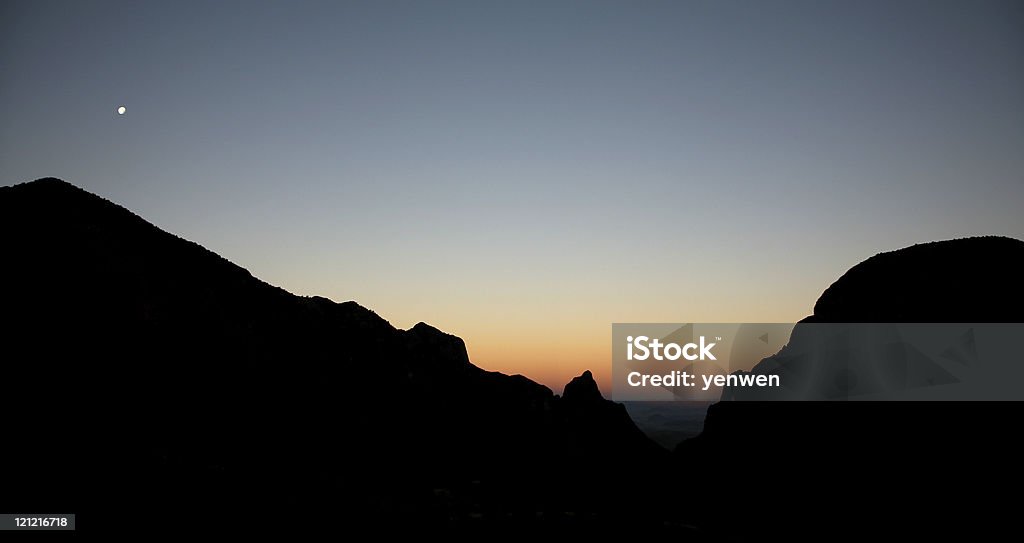 Montagna alba e il tramonto della luna - Foto stock royalty-free di A forma di V