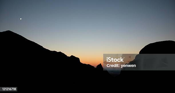 Montagna Alba E Il Tramonto Della Luna - Fotografie stock e altre immagini di A forma di V - A forma di V, Alba - Crepuscolo, Ambientazione esterna