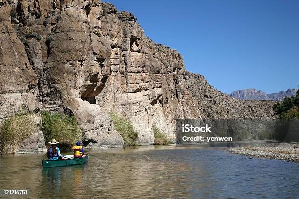 Disfrute Del Paisaje Del Río Foto de stock y más banco de imágenes de Río Grande - Río - Río Grande - Río, Canoa, Piragüismo