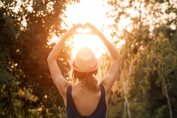 el corazón forma signo universal para el amor y el romance. - heart shape loneliness women praying fotografías e imágenes de stock