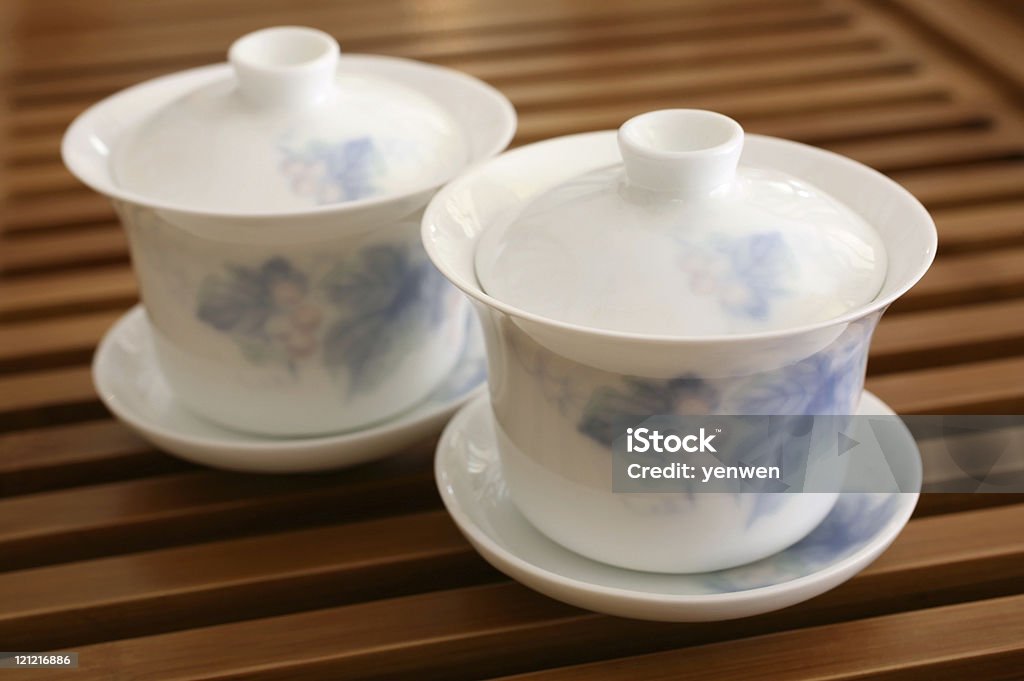 Tazze di tè cinese su Rack in legno - Foto stock royalty-free di Arte