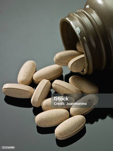 ビタミン薬 - サプリメントのストックフォトや画像を多数ご用意 - サプリメント, ビタミンB3, アウトフォーカス