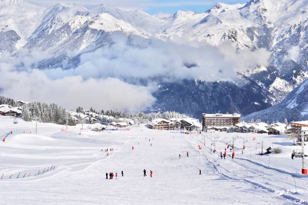 ośrodek narciarski z narciarzami na szerokim stoku narciarskim - ski resort winter ski slope ski lift zdjęcia i obrazy z banku zdjęć