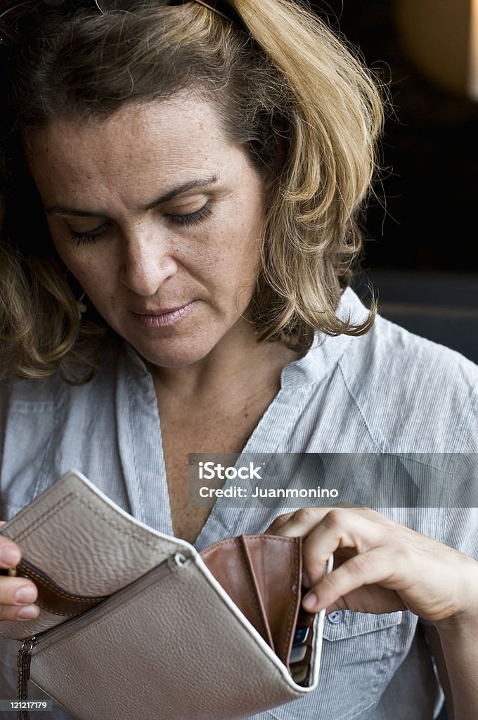 Überprüfung Ihrer Brieftasche - Lizenzfrei Frauen Stock-Foto