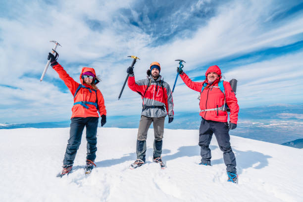 equipe de alpinistas da montanha está segurando machado de gelo no pico da montanha de alta altitude no inverno - ice axe - fotografias e filmes do acervo