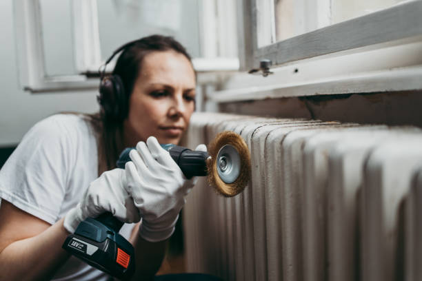 mulher fazendo o trabalho do homem - home addition audio - fotografias e filmes do acervo