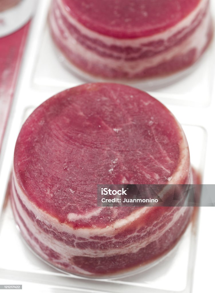 Emballage sous-vide glacé du filet de bœuf en sauce - Photo de Fond blanc libre de droits