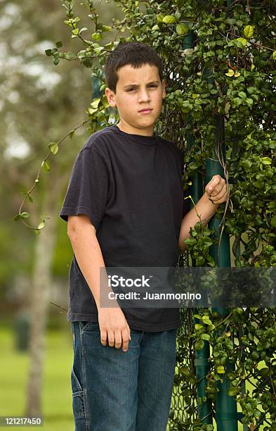 A Little Boy Foto de stock y más banco de imágenes de 10-11 años - 10-11 años, Aire libre, Angustiado