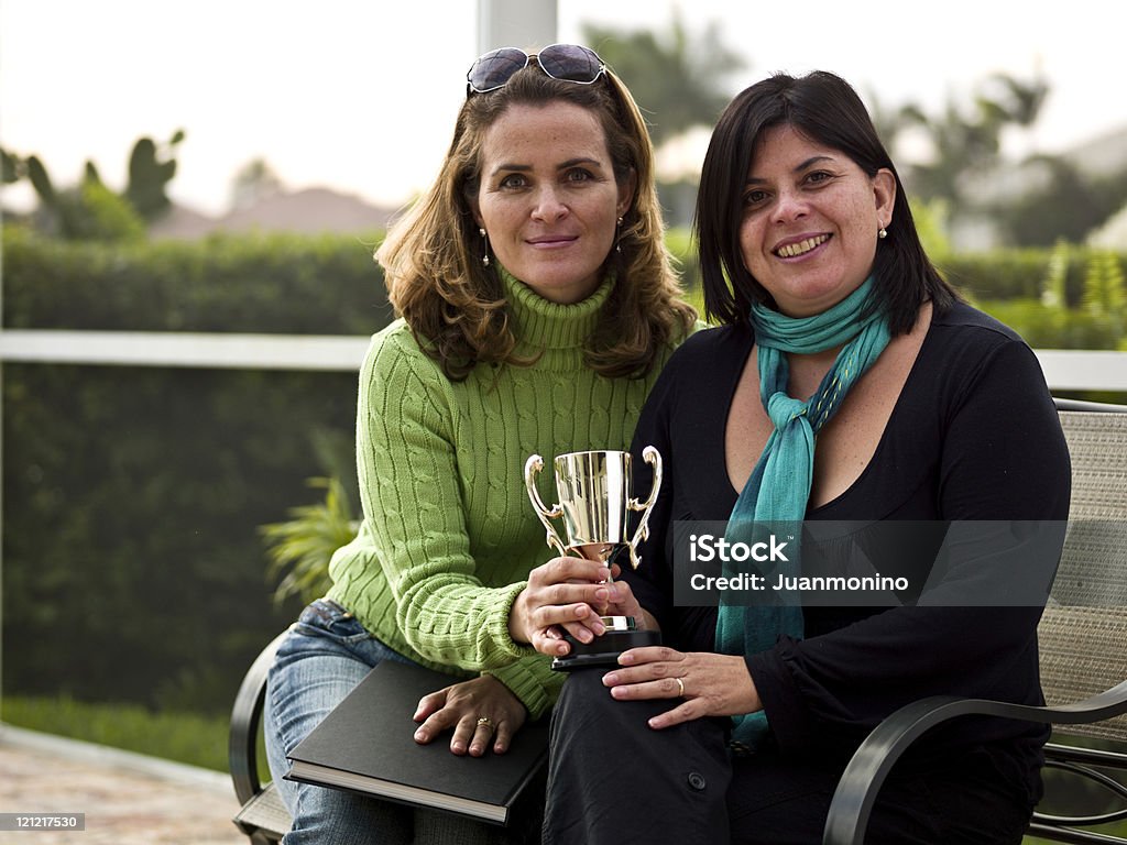 Amis tenant un trophée - Photo de Amitié féminine libre de droits