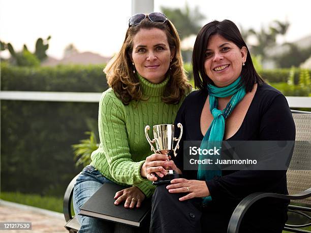 Foto de Amigos Segurando Um Troféu e mais fotos de stock de Amizade feminina - Amizade feminina, Latino-americano, 30 Anos