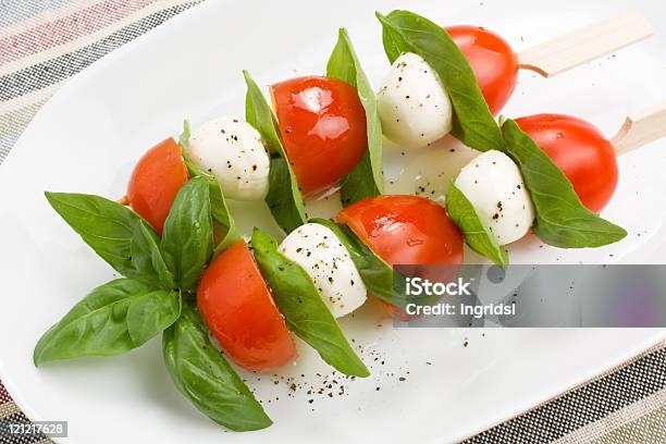 Photo libre de droit de Mozzarella Basilic Et À La Tomate Cerise banque d'images et plus d'images libres de droit de Aliment - Aliment, Aliment en portion, Assiette