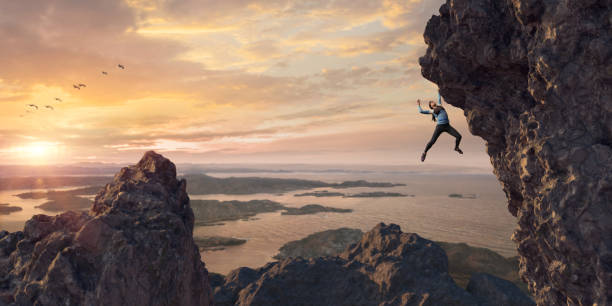 mujer escaladora libre extrema asciende a la cara de roca empinada al atardecer - rock climbing mountain climbing women climbing fotografías e imágenes de stock